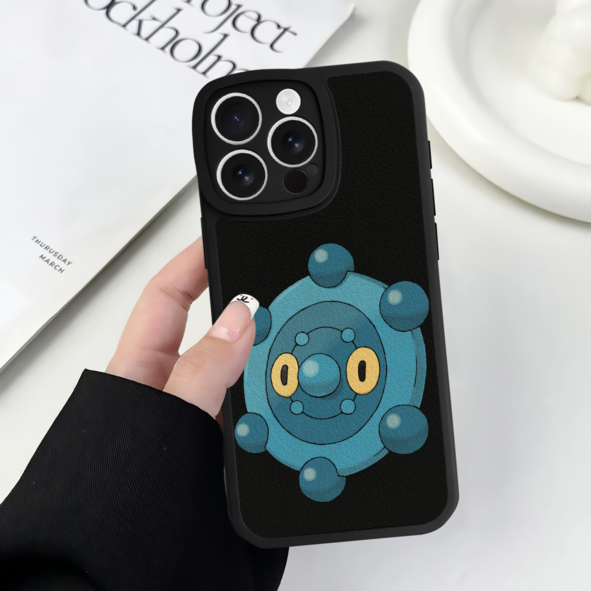 （画像用） ポケットモンスター Pokémon 【iPhone 16シリーズ対応】シリコンスマホケース（レザー調） 材質：シリコン